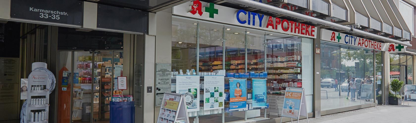 Die City-Apotheke präsentiert aktuelle Angebote in ihrem Schaufenster an der Karmarschstraße 33-35.